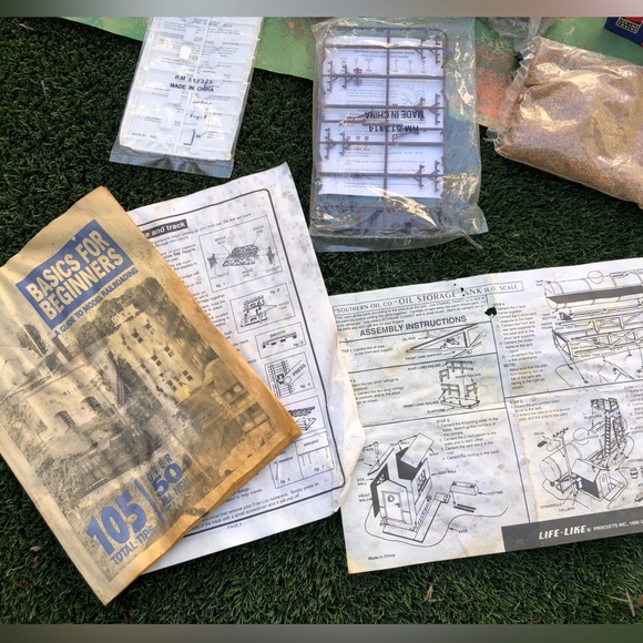 Model Train Set with Accessories - Picture 6 of 6